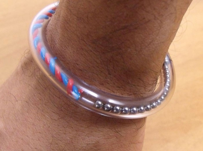 bracciale con scarti vari