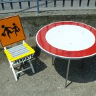 sedia + tavolino "urban style" con scarti di segnaletica